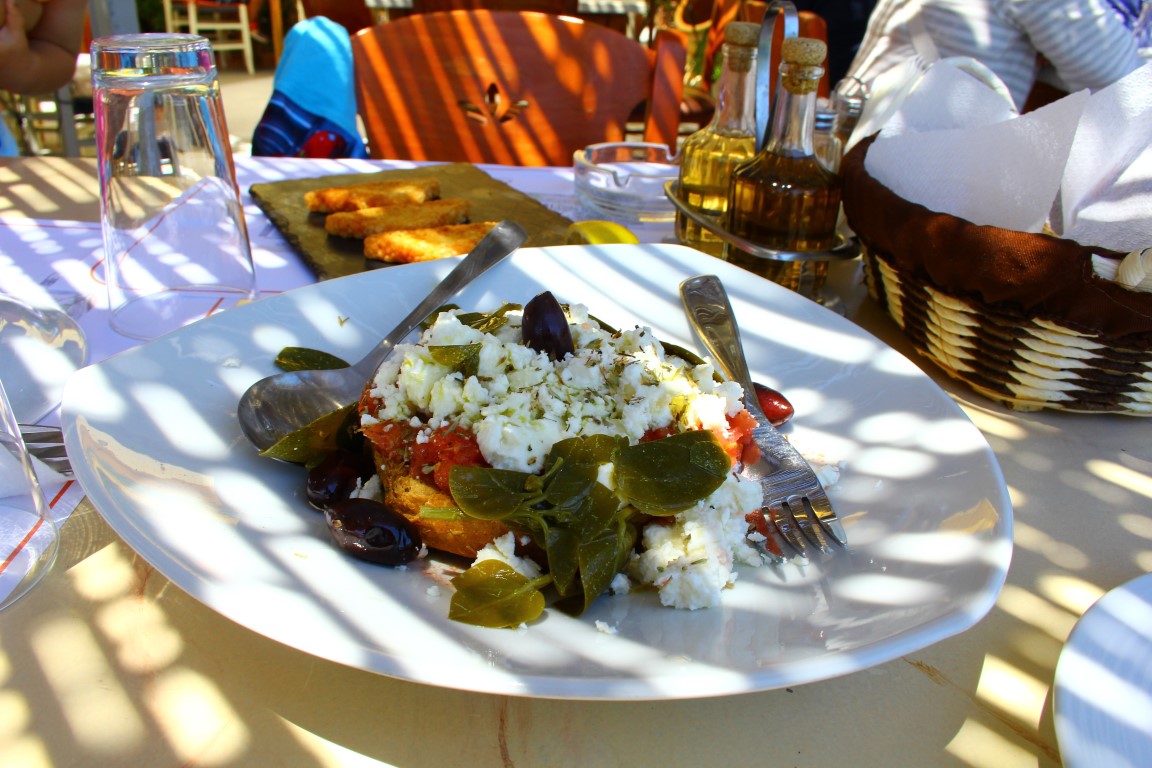 Dakos Salatası
