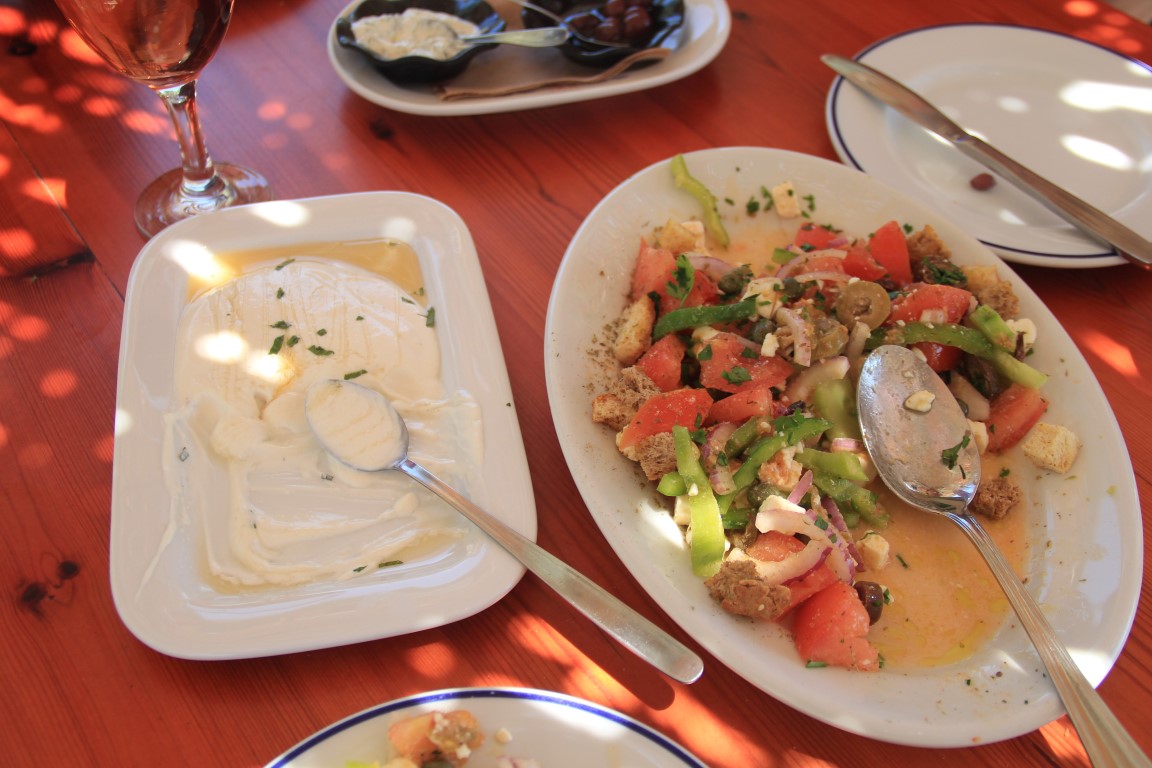 Tulumori ve Yunan Salatası